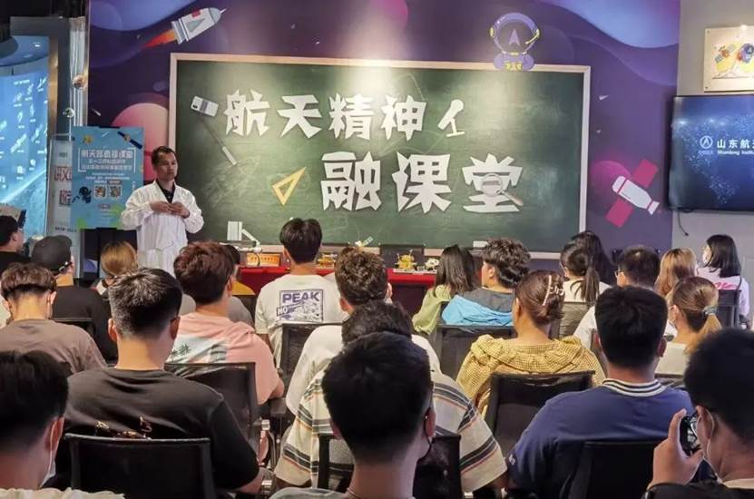 一群人在台上演讲描述已自动生成