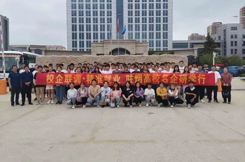 一群人在广场上描述已自动生成