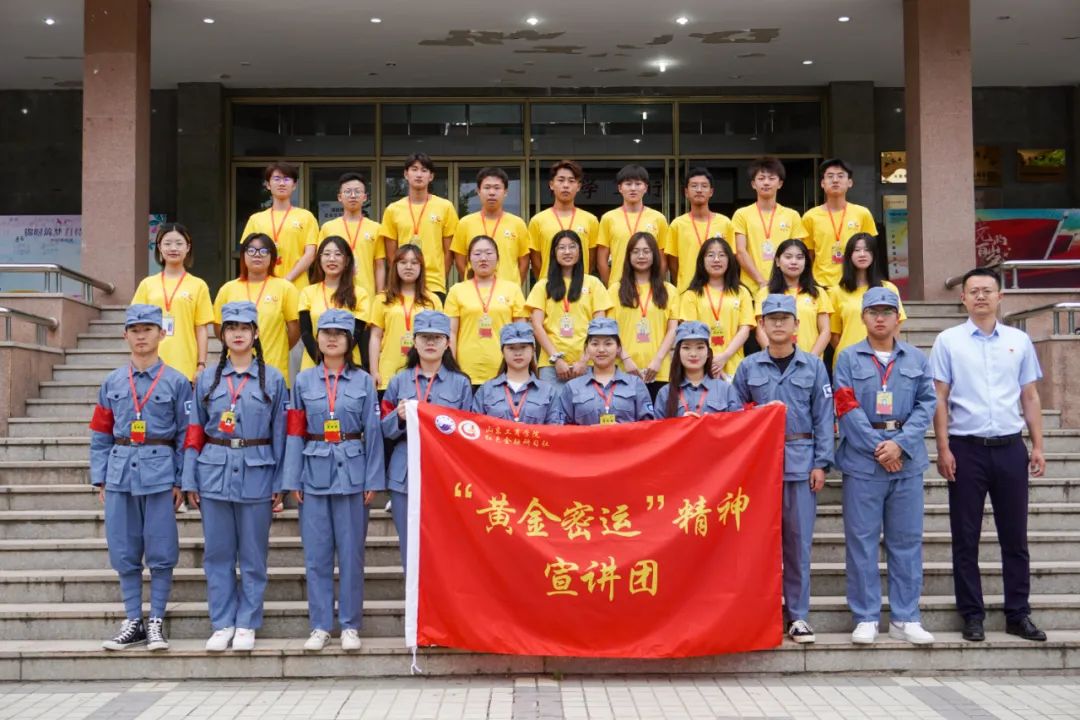 一群人站在一起描述已自动生成
