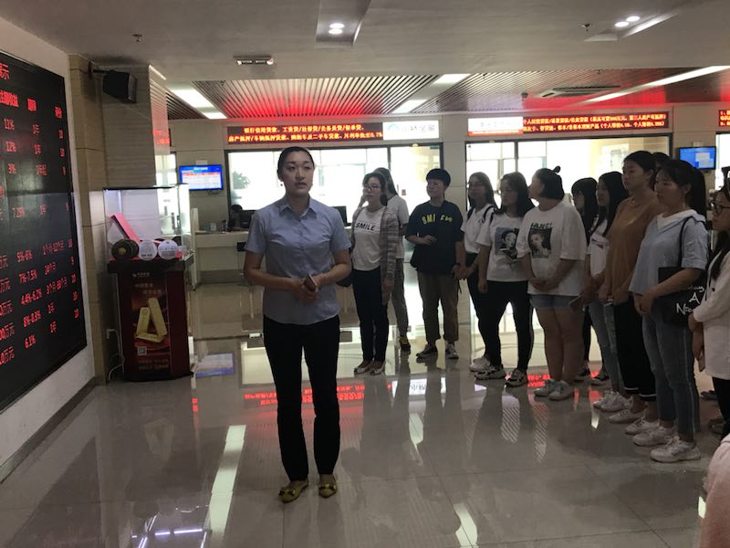 我院老师及学生在参观