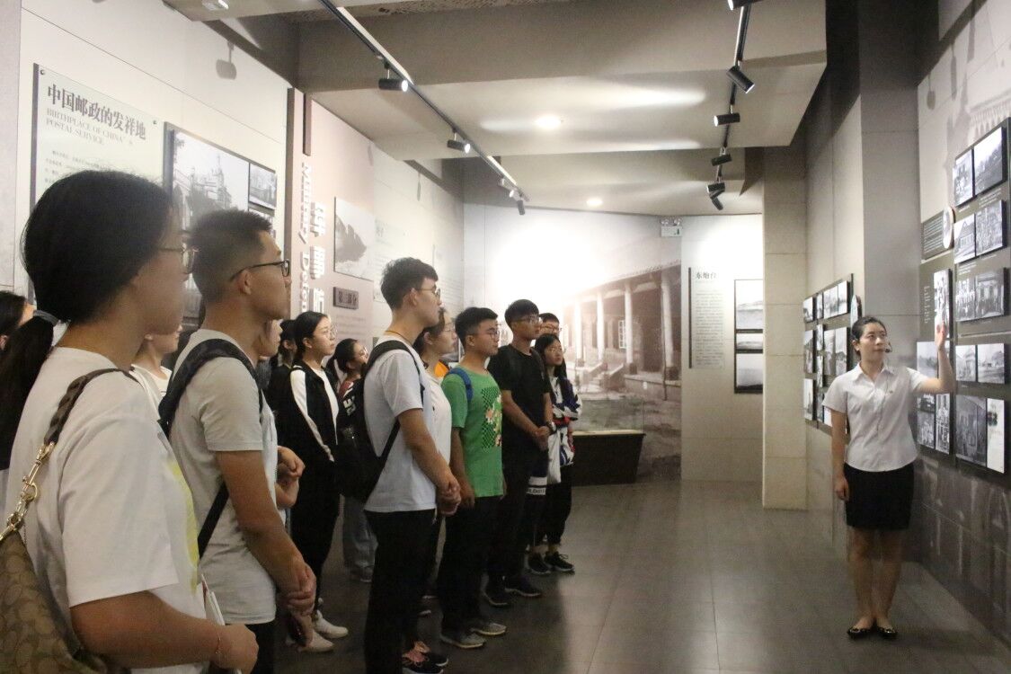 助理辅导员们首先来带烟台市芝罘区党组织生活馆观摩学习